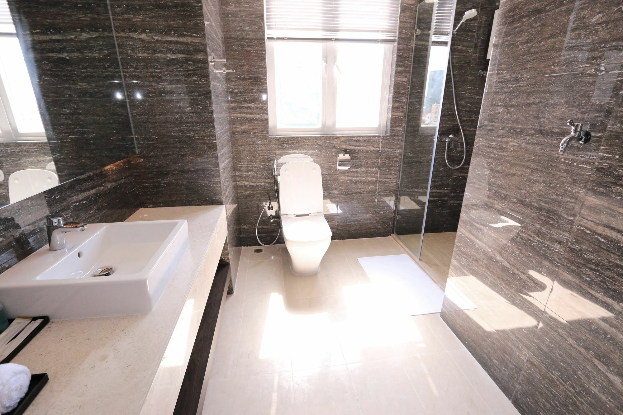 Eastland Hotel & Apartment Пном Пен Екстериор снимка