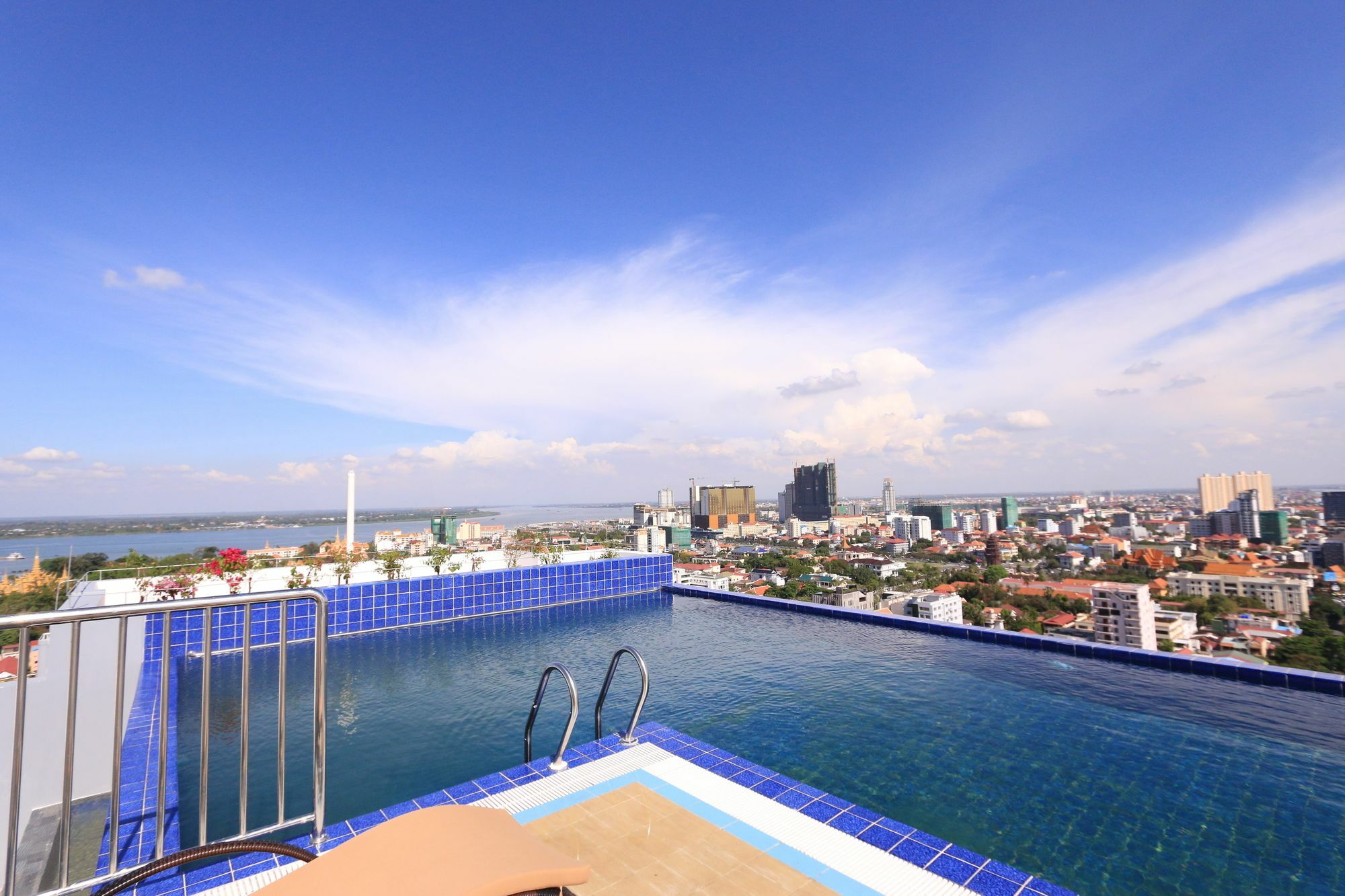 Eastland Hotel & Apartment Пном Пен Екстериор снимка