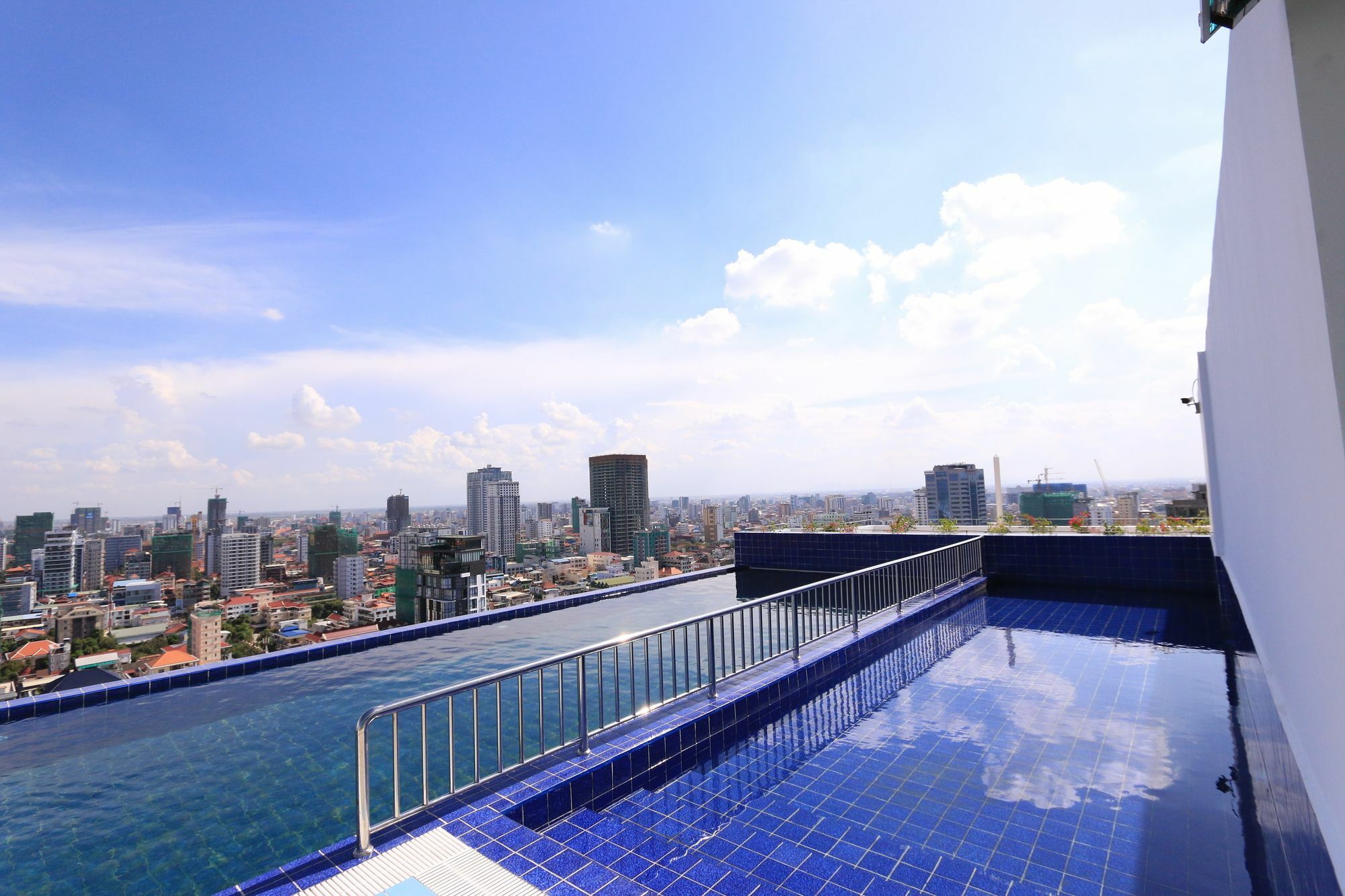 Eastland Hotel & Apartment Пном Пен Екстериор снимка