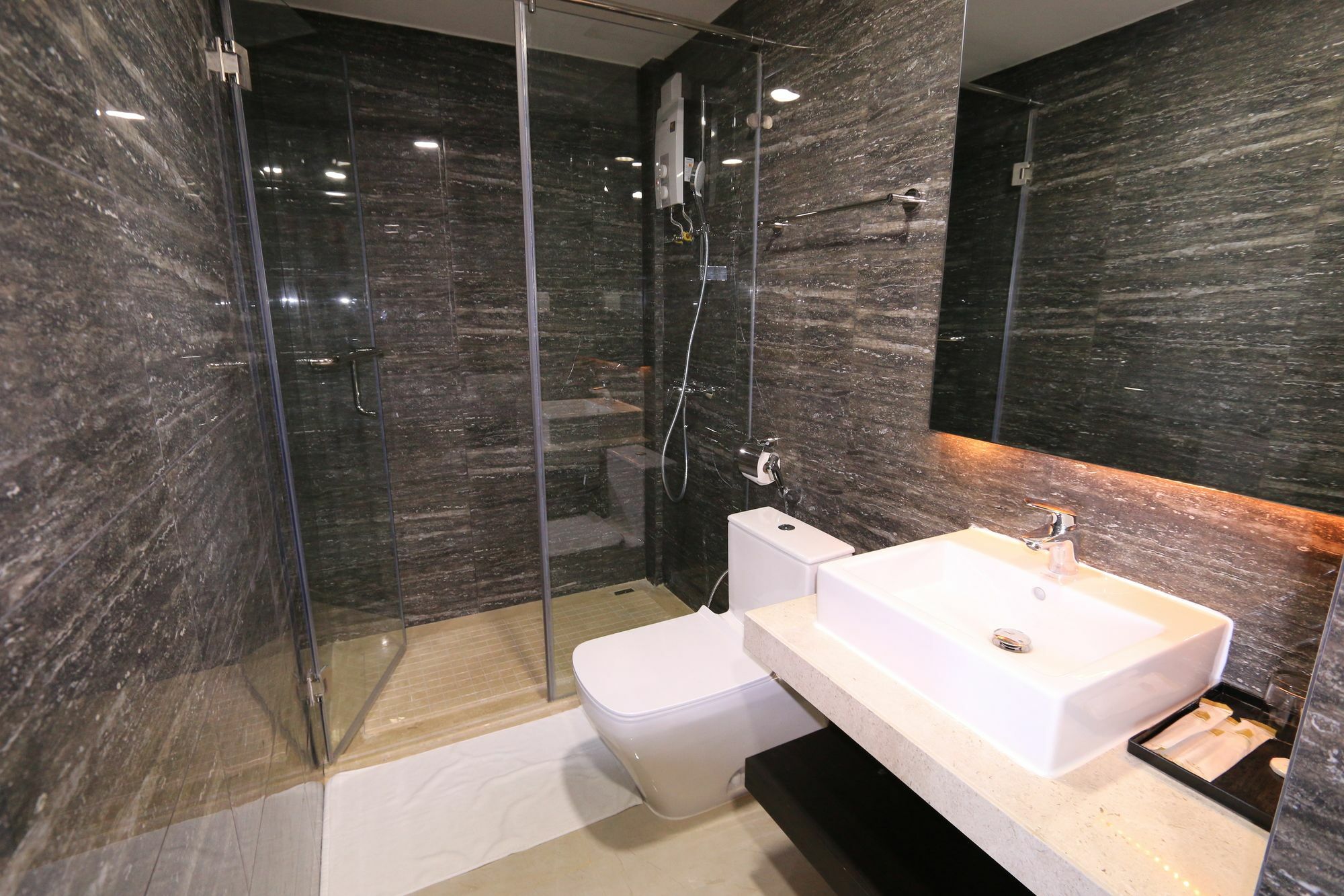Eastland Hotel & Apartment Пном Пен Екстериор снимка