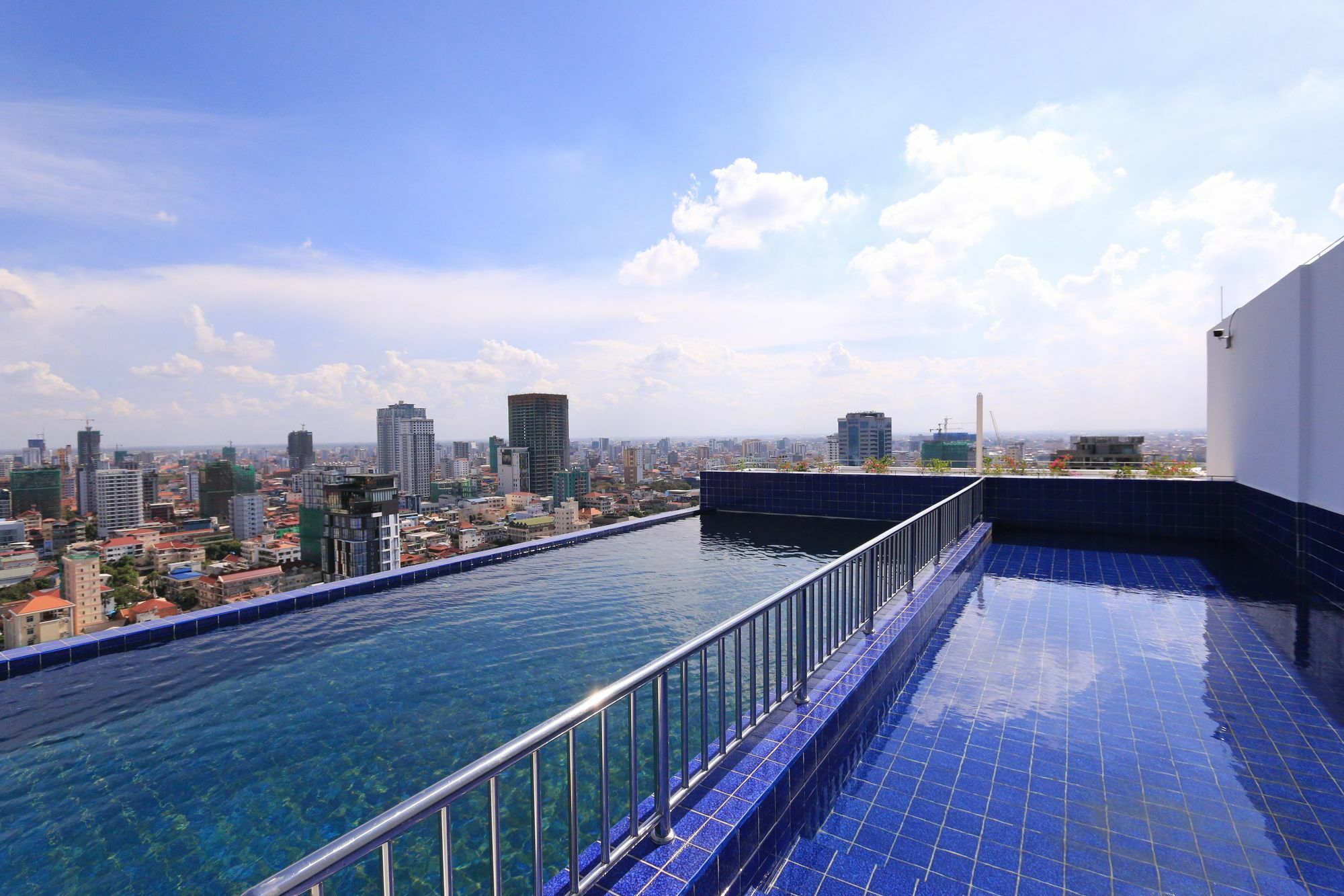Eastland Hotel & Apartment Пном Пен Екстериор снимка
