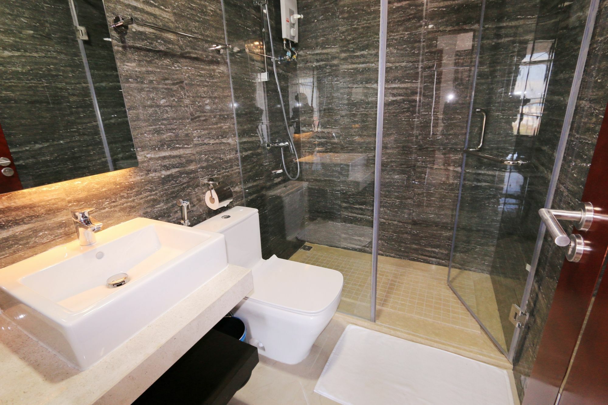 Eastland Hotel & Apartment Пном Пен Екстериор снимка
