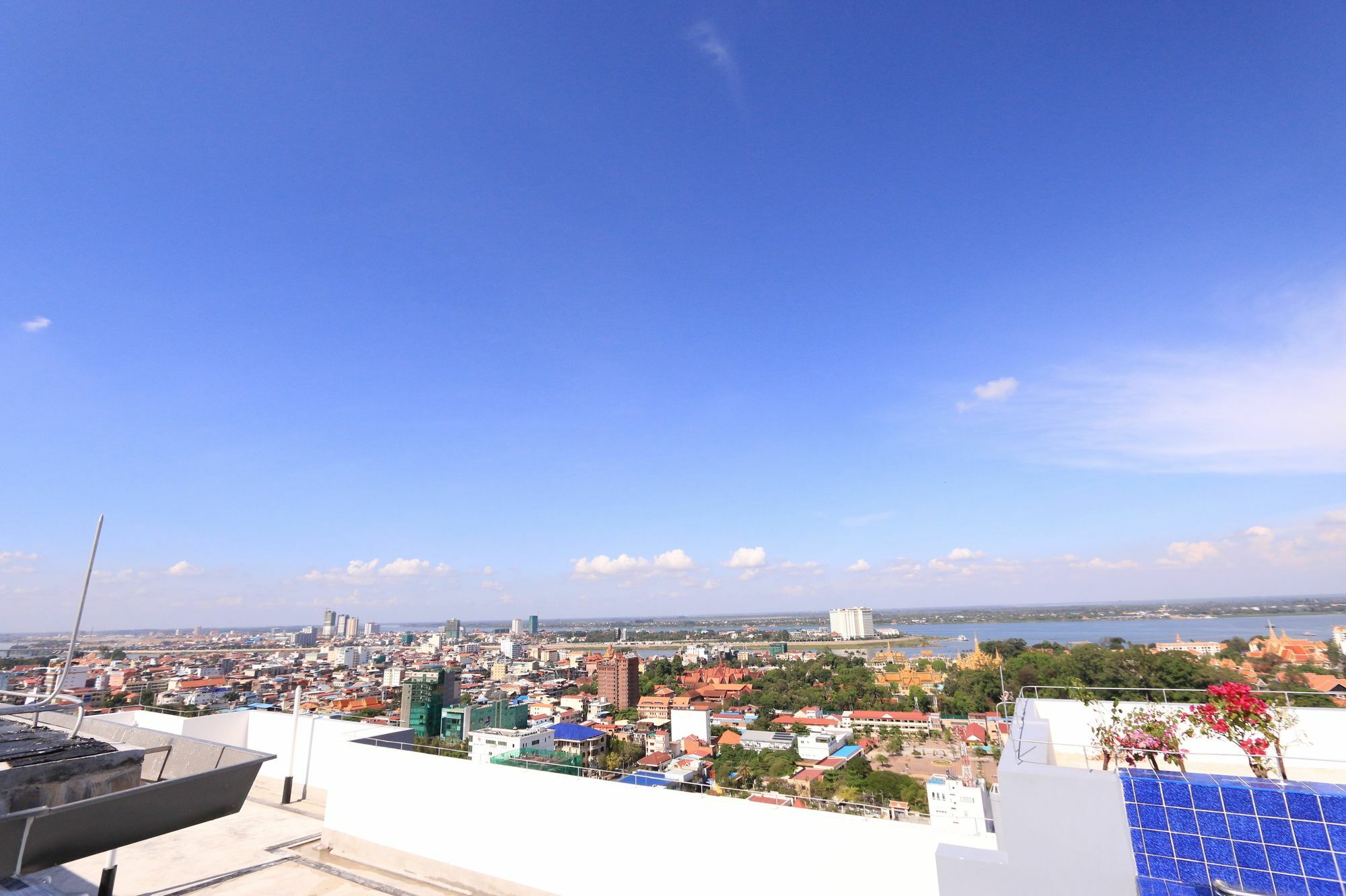 Eastland Hotel & Apartment Пном Пен Екстериор снимка